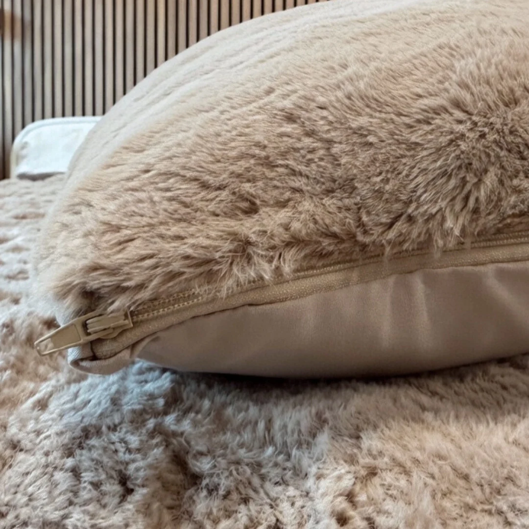 Y-NOT kussenslopen Pom Pom Fur Taupe 60x70cm 2-Pack - Image 5